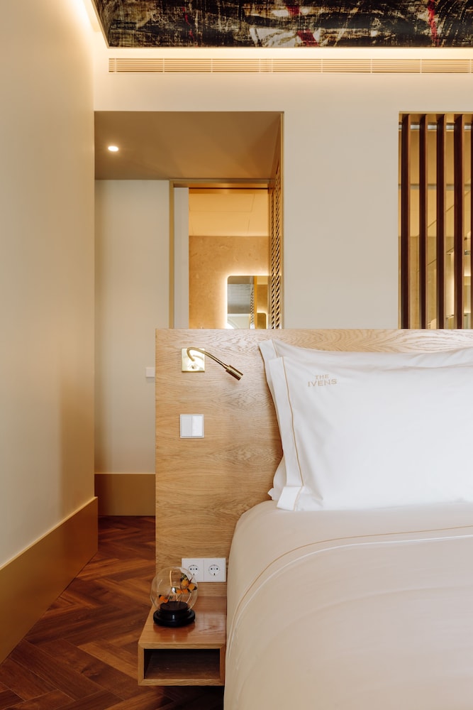 Premium Room, 1 King Bed thumbnail 6