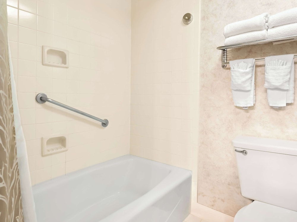 Suite, 2 Queen Beds, Non Smoking, Refrigerator (Larger Room) - Photo 5