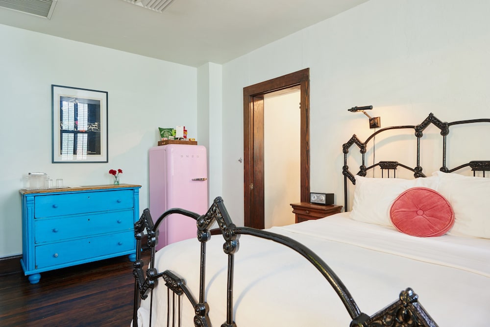 Deluxe Room, 1 Queen Bed, Accessible, City View (Queen Suite (Qs))