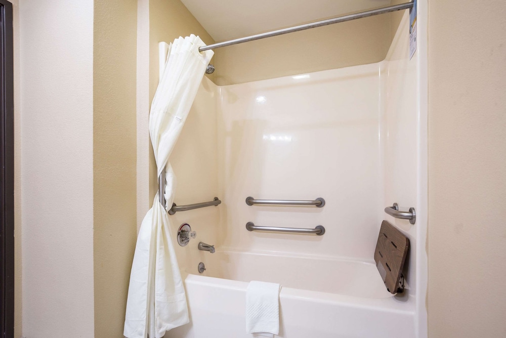 Standard Room, 1 Queen Bed, Accessible, Non Smoking (Accessible Tub) - Photo 4
