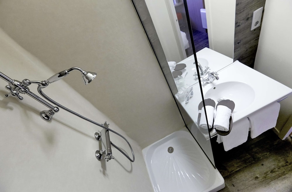 Standard Room, Multiple Beds photo 2