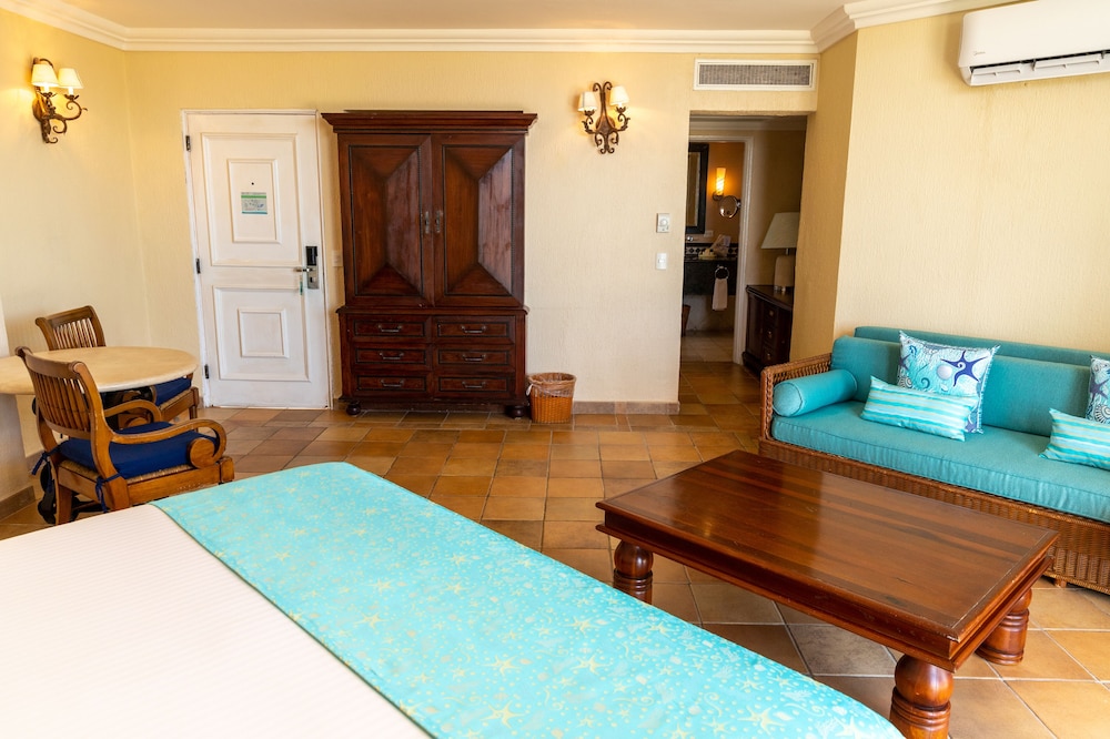 Elite Room, 1 King Bed, Garden View - Photo 2