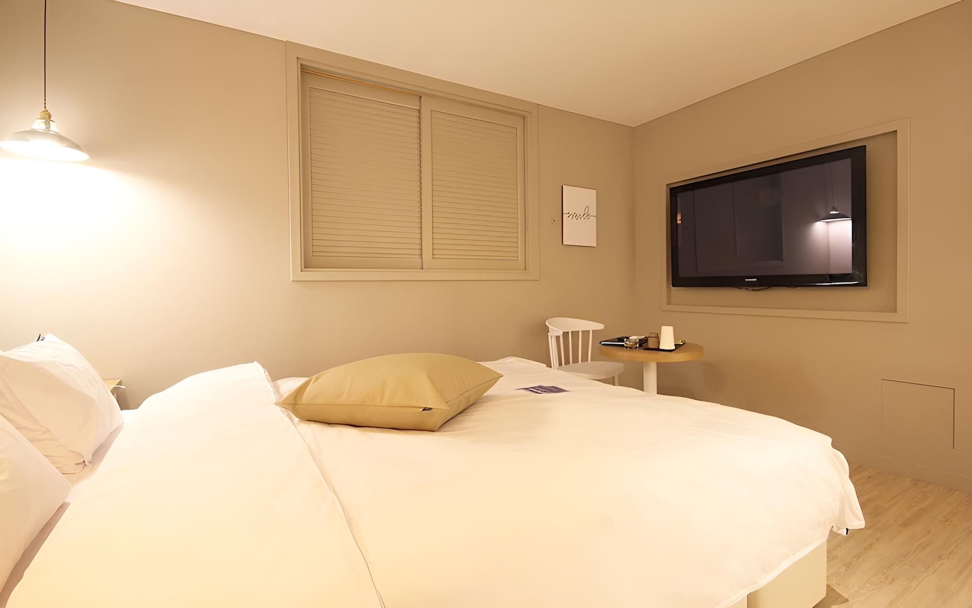 Room (Standard (Netflix viewing available)) - Photo 11