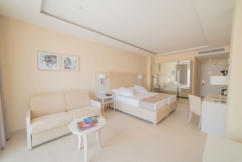 Junior Suite, Balcony (Deluxe) - Photo 2
