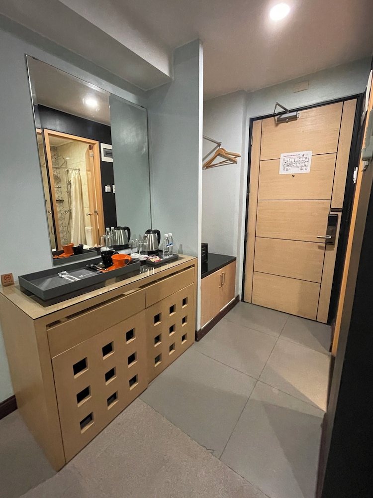 Superior One Bedroom Suite - Photo 4