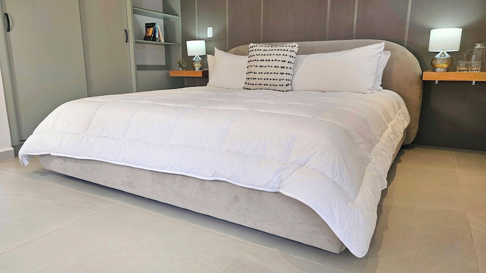 Premier Suite, 1 King Bed, Garden View photo 2