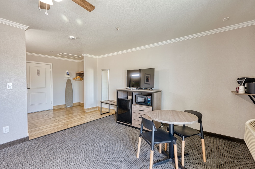 Standard Room, 1 King Bed, Partial Ocean View photo 2