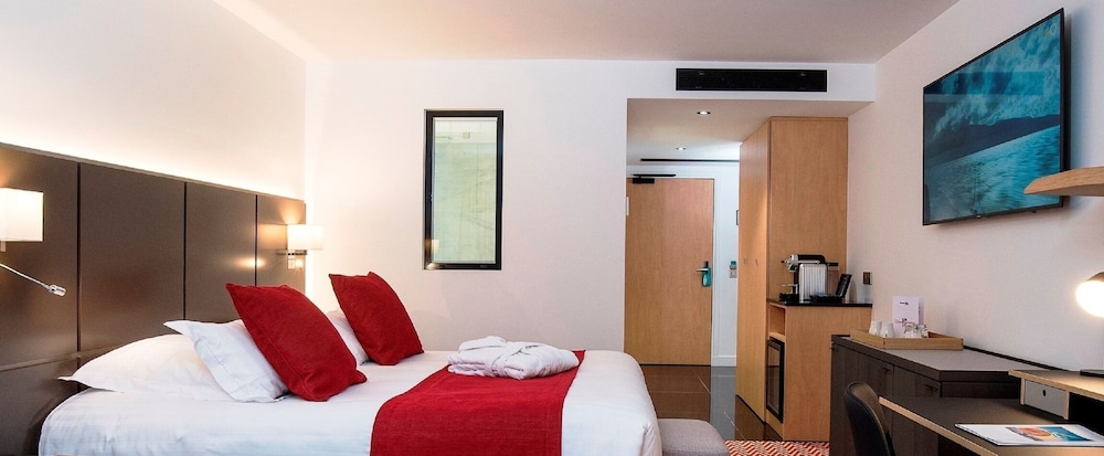 Deluxe Room thumbnail 6