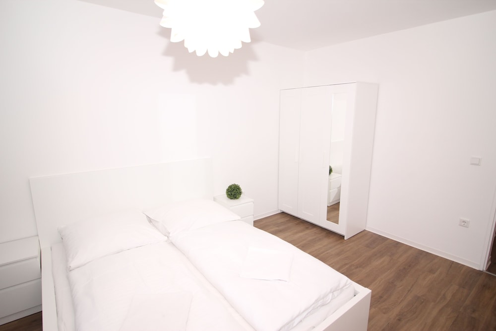 City Apartment, 2 Bedrooms, Kitchen,with Balcony- City View photo 3