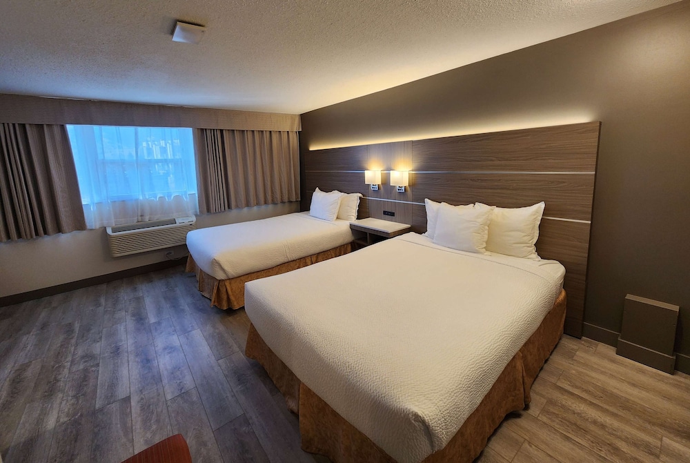 Room, 2 Queen Beds, Non Smoking, Mountain View - Photo 1