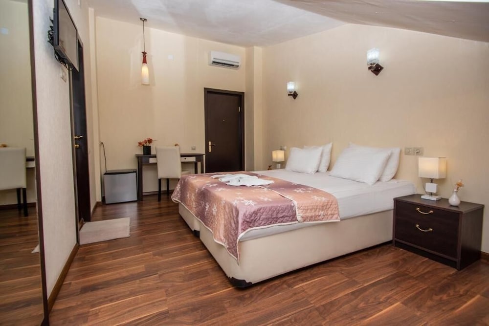 Standard Single Room, 1 King Bed, Non Smoking, Mountain View