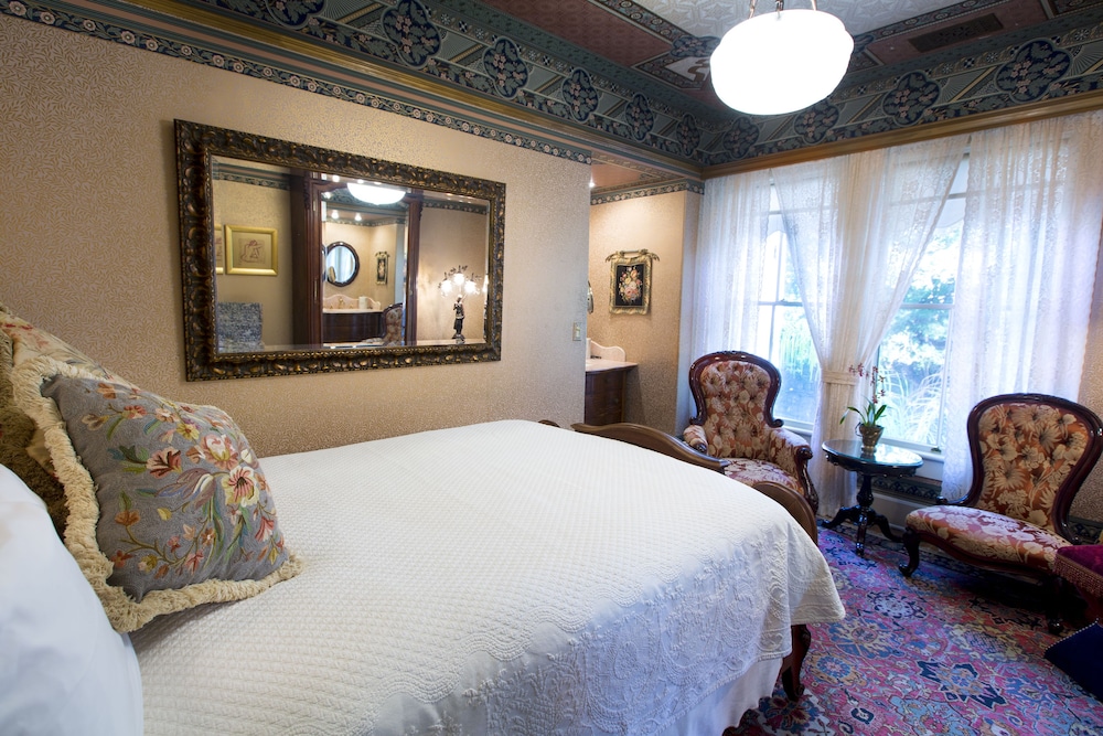 Standard Room, 1 Queen Bed (Mary Simpson - Detached Private Bathroom) - Photo 2