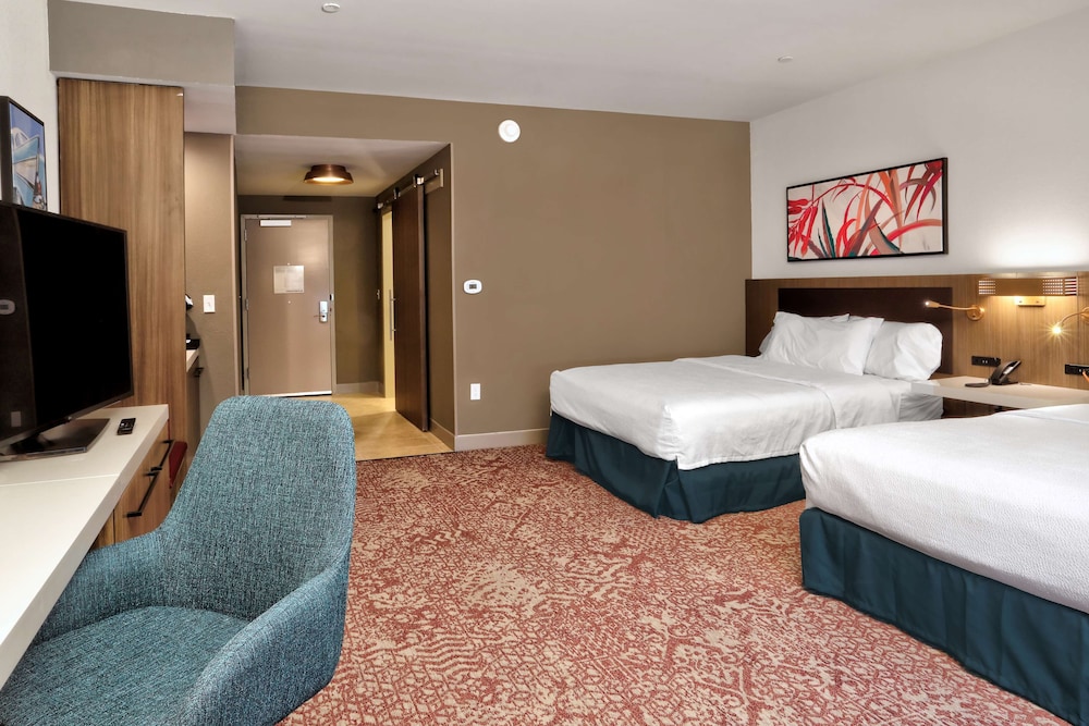Room, 2 Queen Beds, Accessible, Bathtub - Photo 2