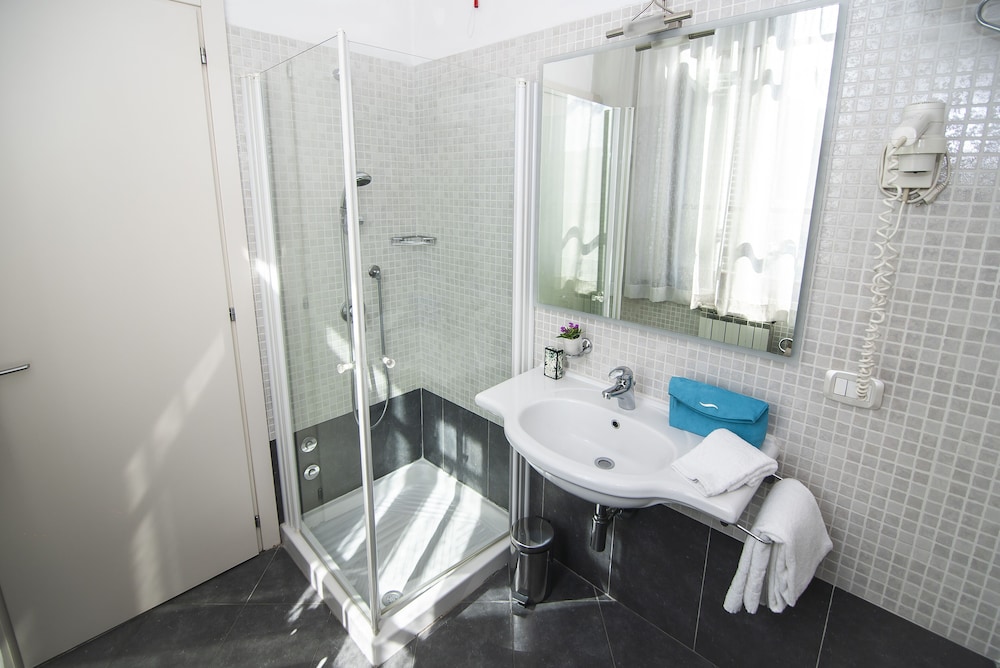 Standard Double or Twin Room - Photo 6