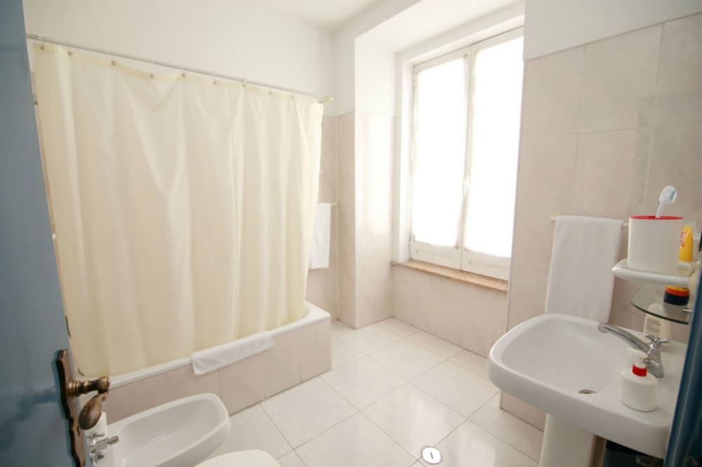 Double Room - Photo 7