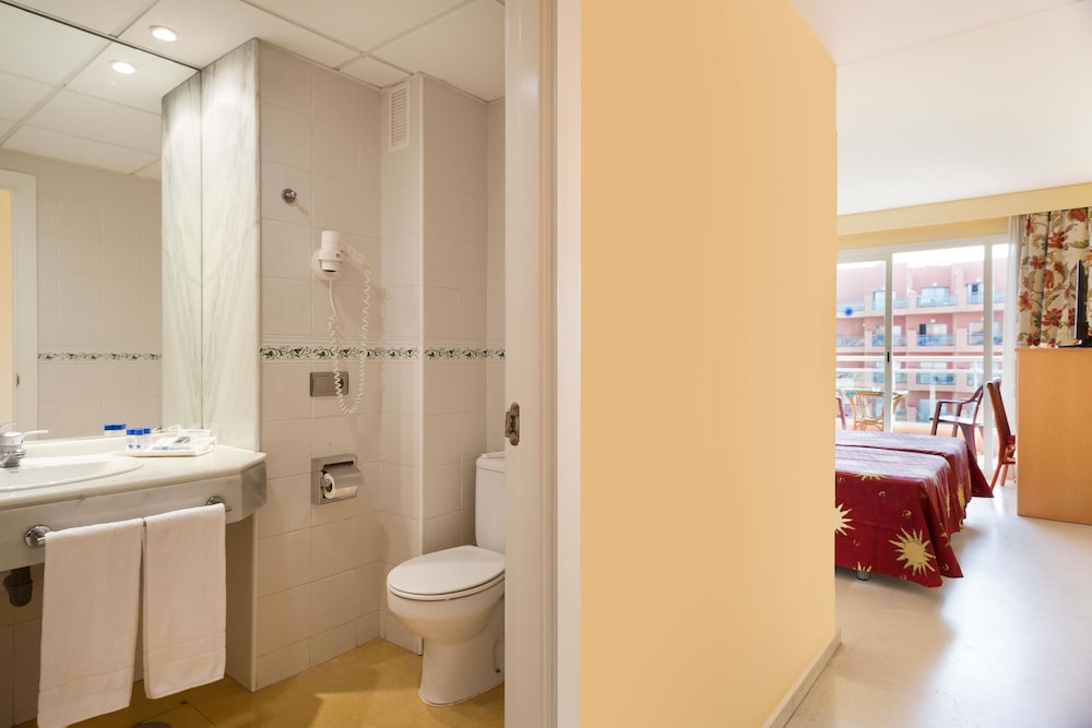 Triple Room (2 adults and 1 child) photo 3
