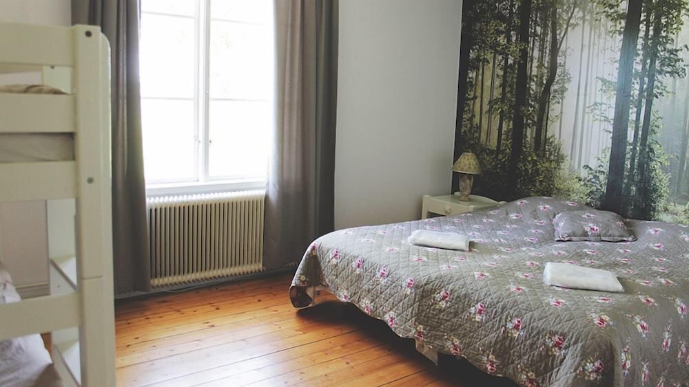 Family Room, Shared Bathroom photo 3