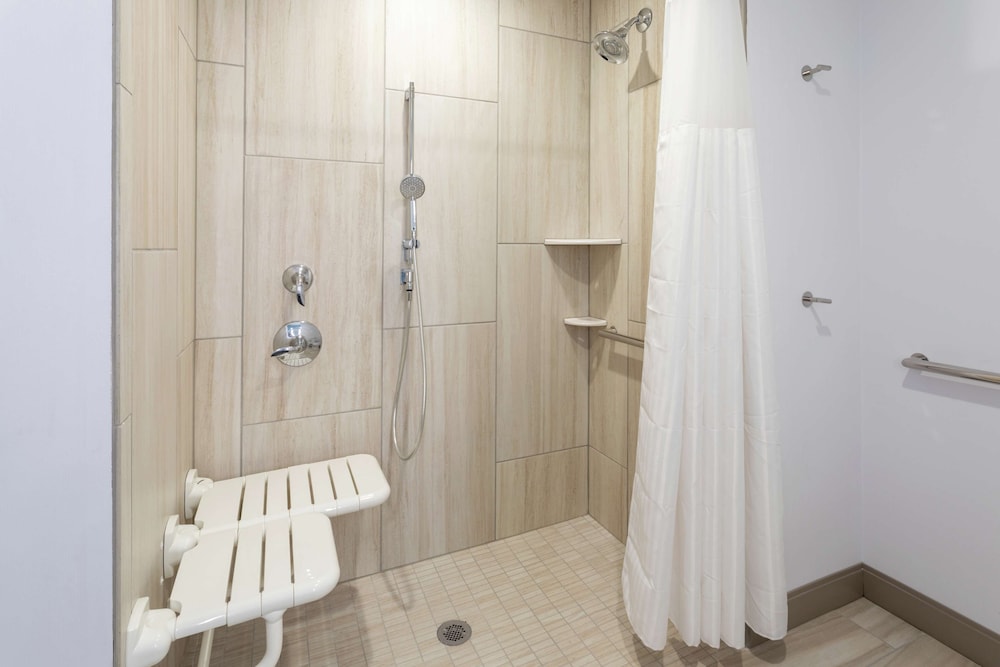 Room, 2 Queen Beds, Accessible (Roll-In Shower) - Photo 4