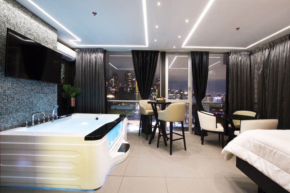 Suite with hot tub - Photo 10