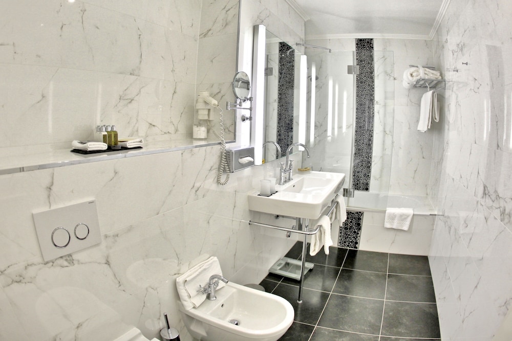 Junior Suite, 1 Queen Bed - Photo 9