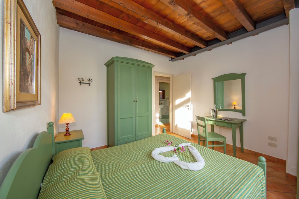 Family Apartment, Multiple Bedrooms, Mountainside (Liano Ginestra -Terrace & parking) photo 3