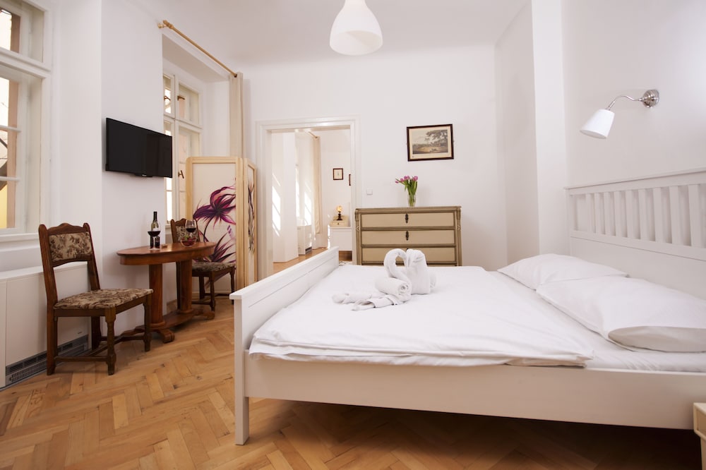 Royal Apartment, 2 Bedrooms, Kitchen, Garden View
