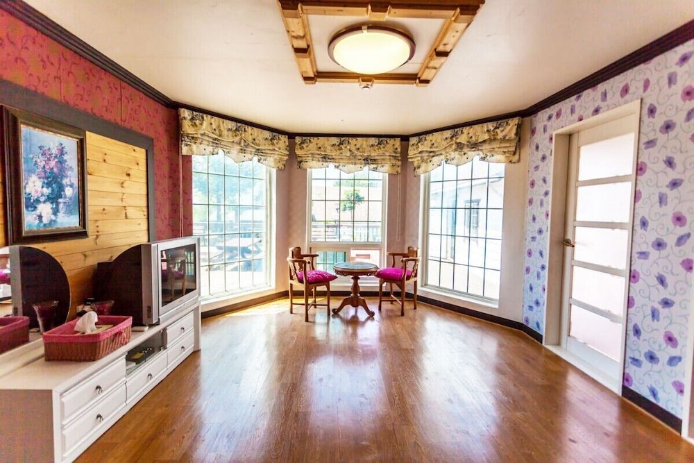 Family Room (Viola) photo 1