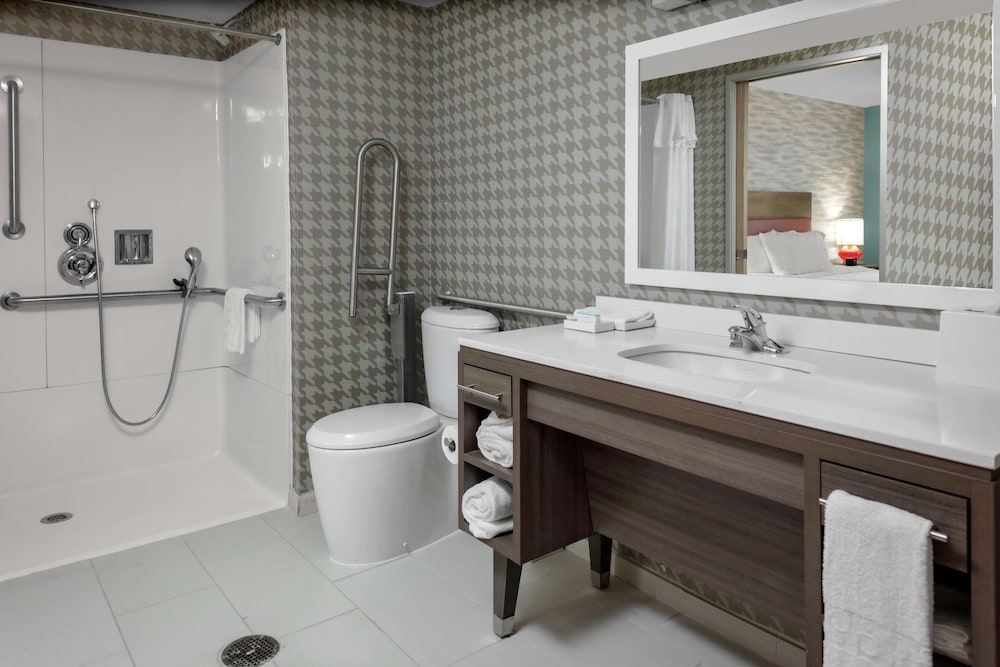 Suite, 1 King Bed, Accessible (Hearing) - Photo 2