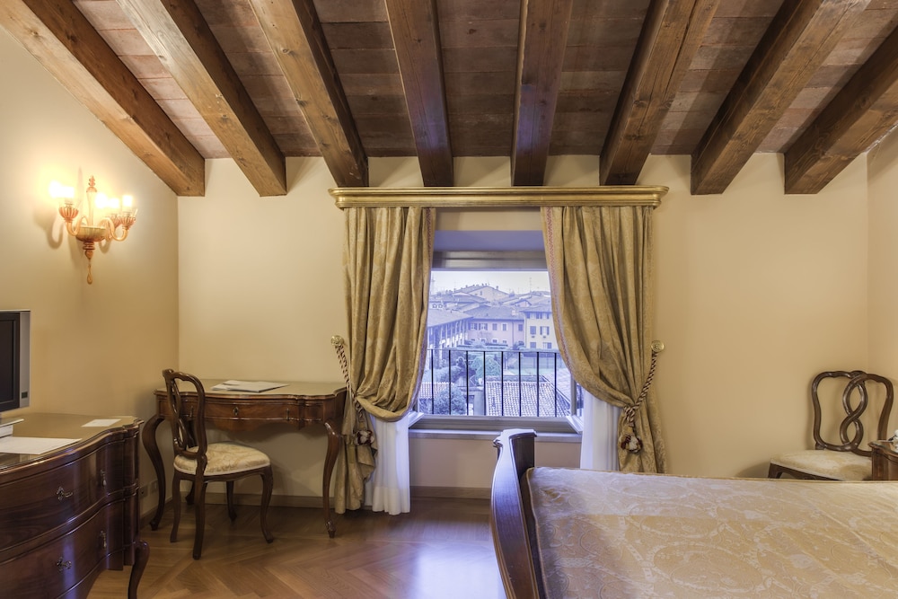 Deluxe Double Room, 1 King Bed photo 3