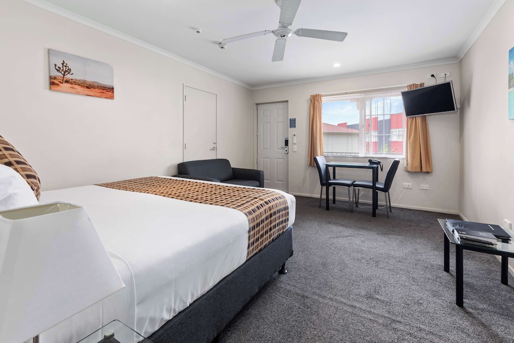 Superior Studio, 1 Queen Bed, Non Smoking, Kitchenette - Photo 2