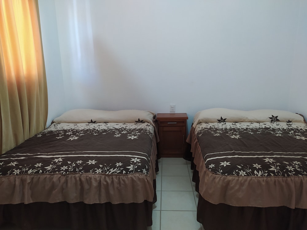 Classic Double Room, 2 Queen Beds, Non Smoking, Pool View photo 2