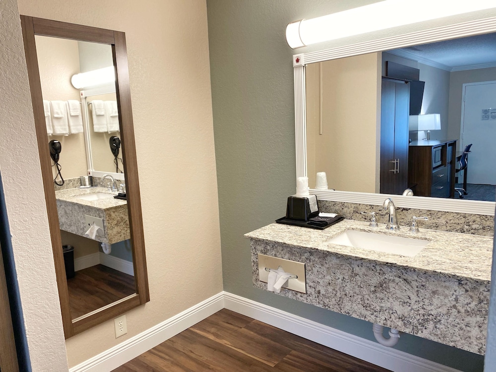 Premium Room, 2 Queen Beds, Ground Floor - Photo 6