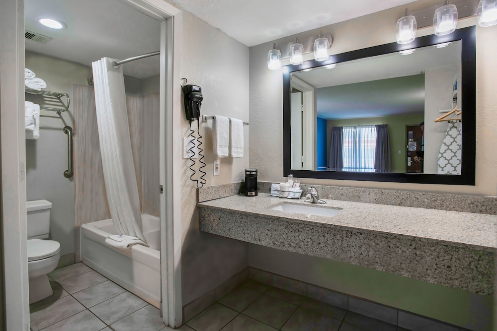 Deluxe Room, Multiple Beds, Non Smoking, Hot Tub photo 2