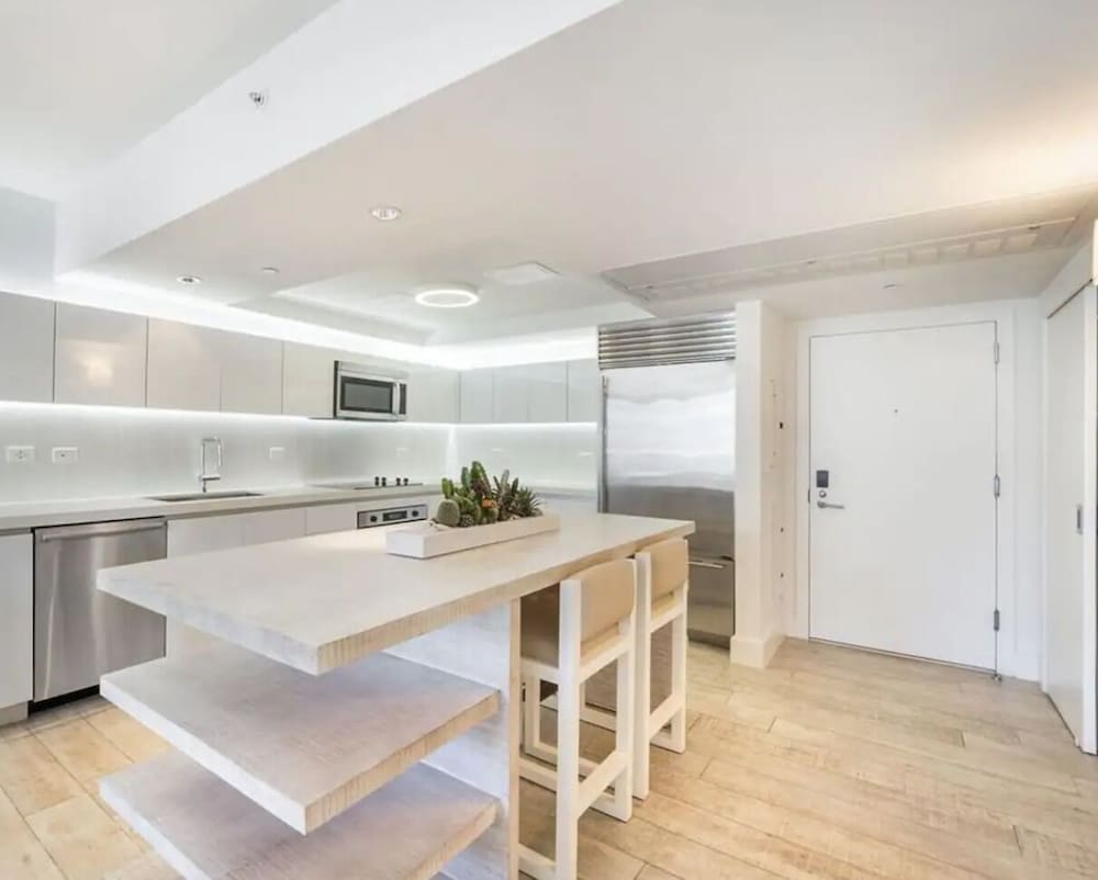 Luxury Condo thumbnail 6
