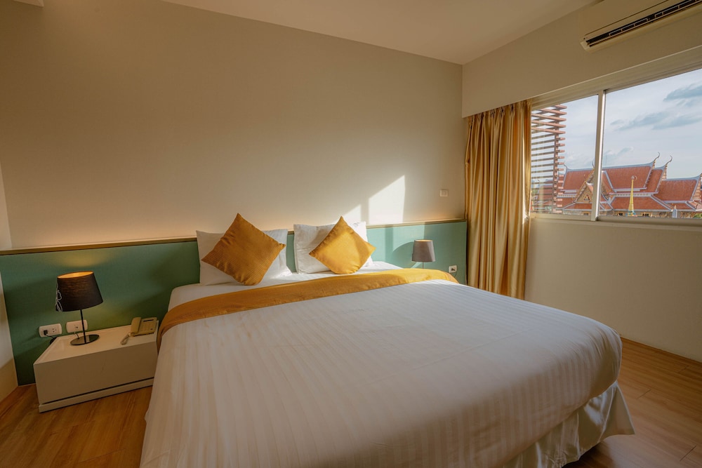 Standard Room, 1 King Bed photo 2