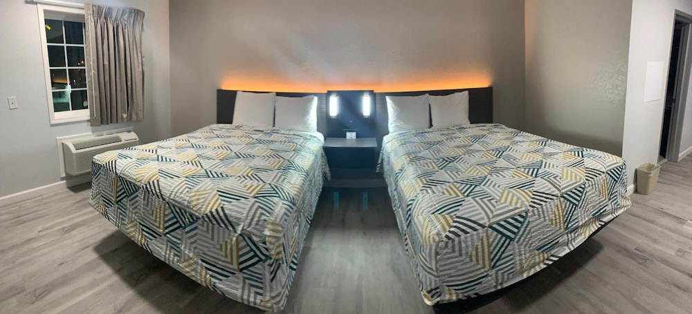 Standard Room, 2 Queen Beds, Accessible Bathtub, Non Smoking - Photo 6