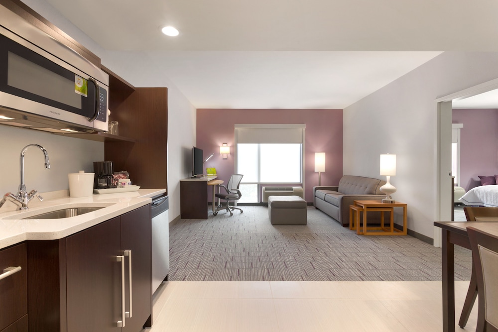 Suite, 1 King Bed, Non Smoking photo 3