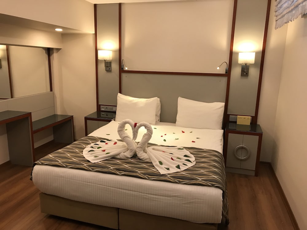Economy Room, 1 Queen Bed with Sofa bed (Basement Room) photo 1