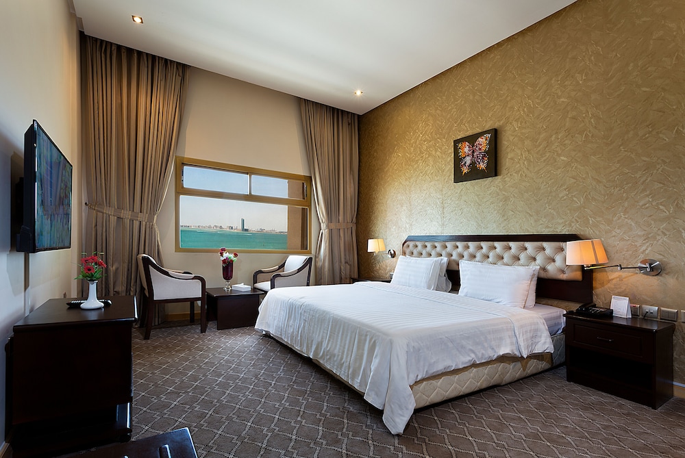 Deluxe Room, 1 King Bed - Photo 2