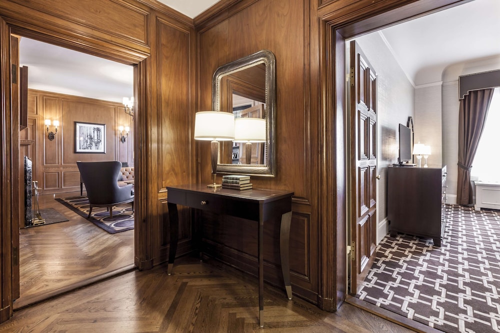 Suite, 1 King Bed, Balcony (Buckingham Legacy)