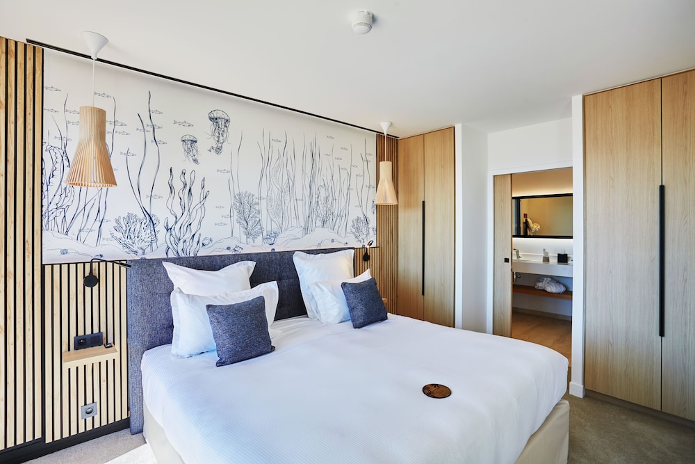 Exclusive Suite, 1 King Bed, Hot Tub, Sea View