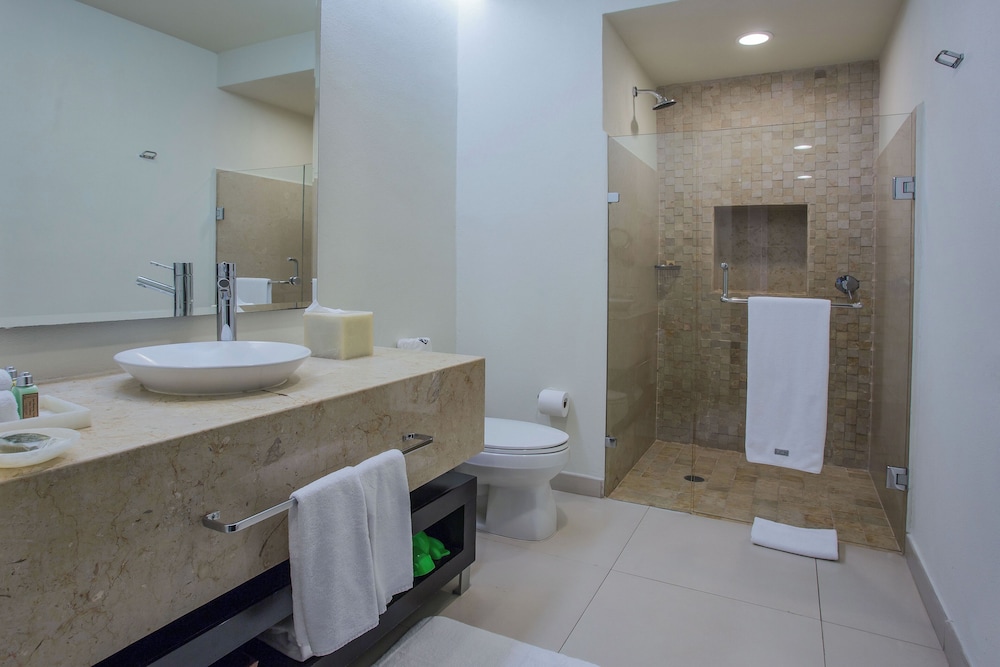 Three-Bedroom Suite 2 King with 2 Double beds - Photo 9