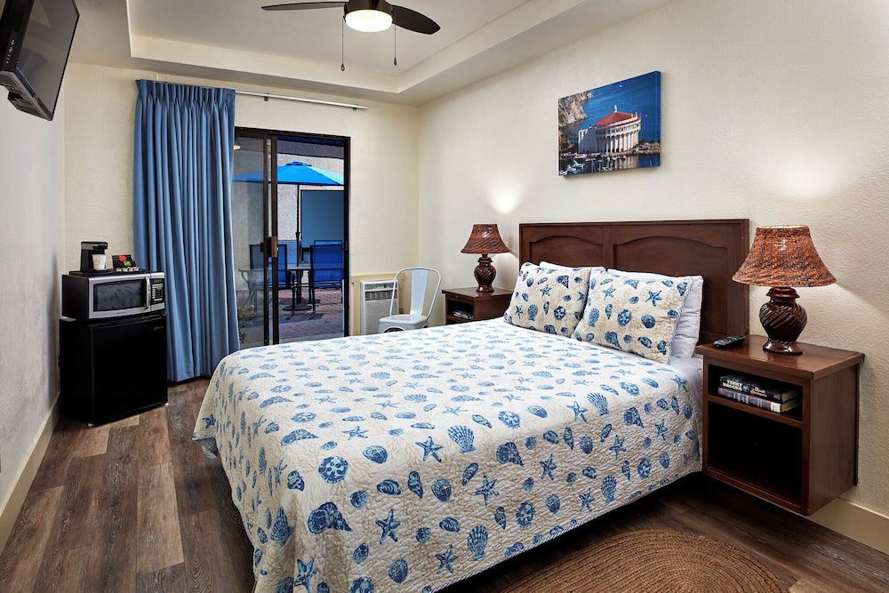 Deluxe Room, 1 Queen Bed photo 1