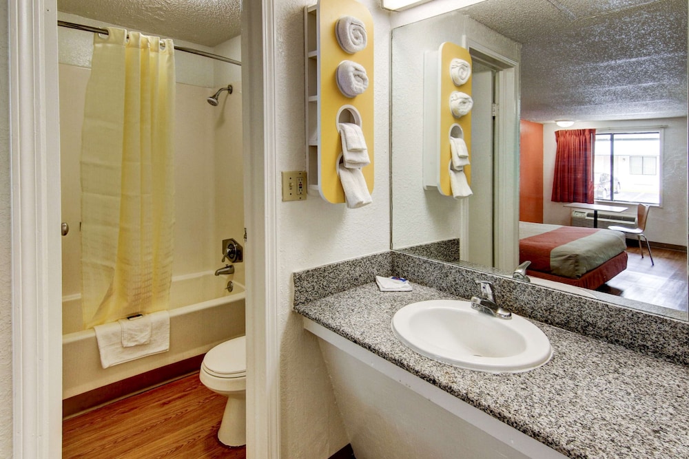 Standard Room, 2 Double Beds, Smoking photo 3