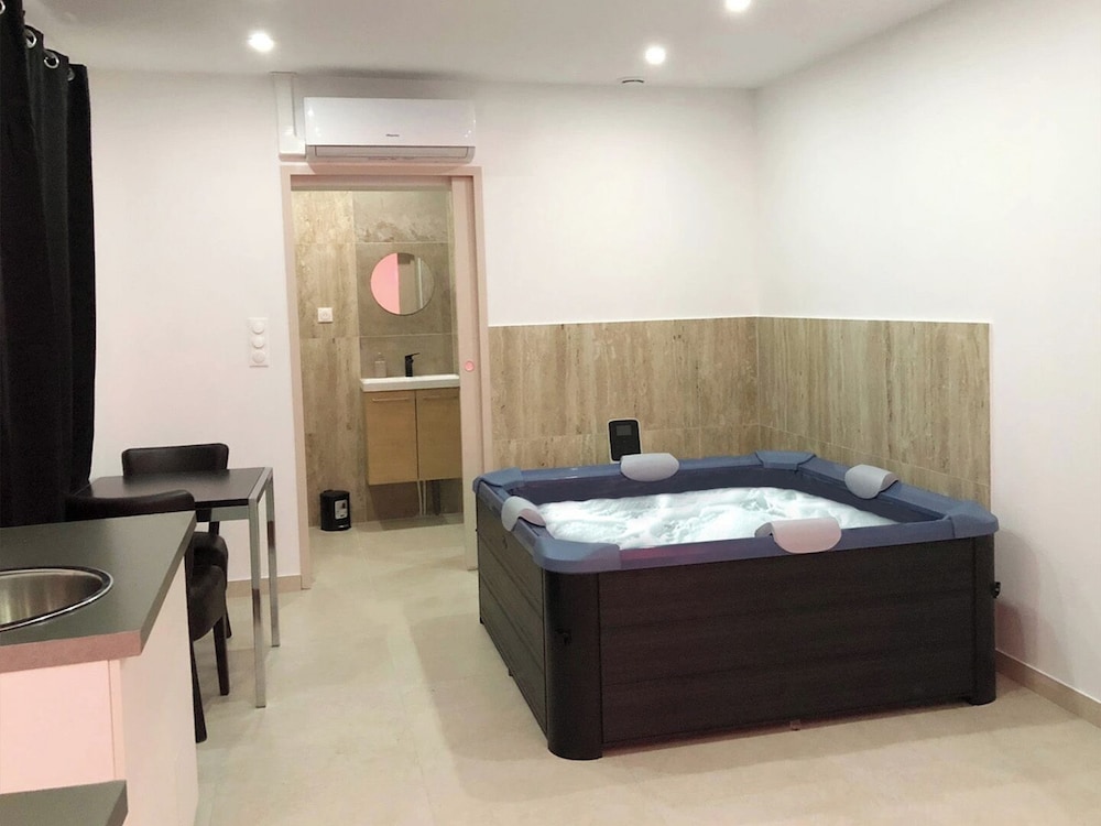 Luxury Studio Suite, Balcony, Hill View