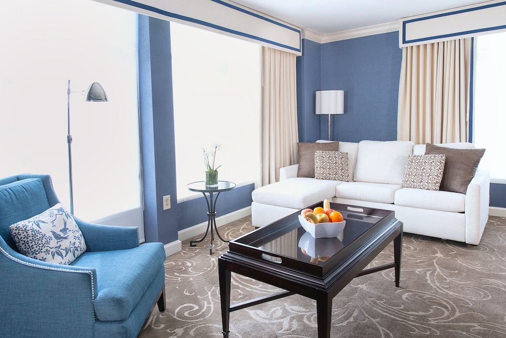 Alexander Executive Suite - Photo 10