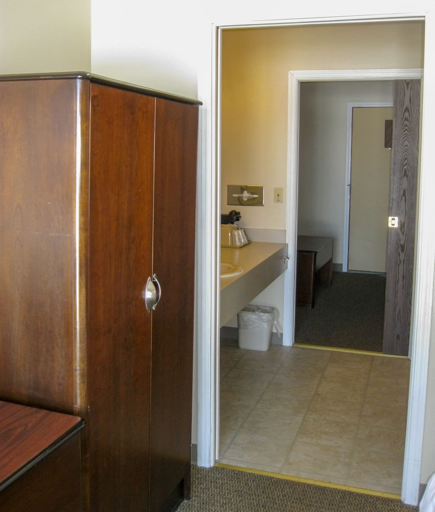 Cedar Standard Double Room, 2 Queen Beds Pet Friendly photo 2