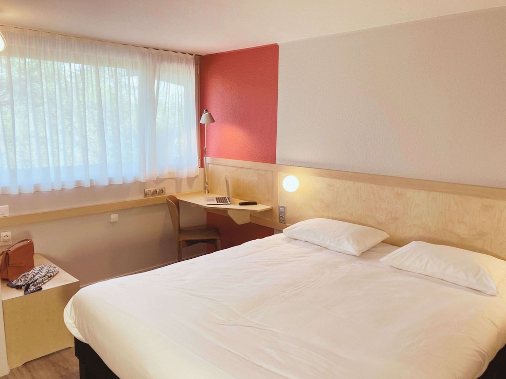 Standard Room, 1 Queen Bed (POP) photo 3
