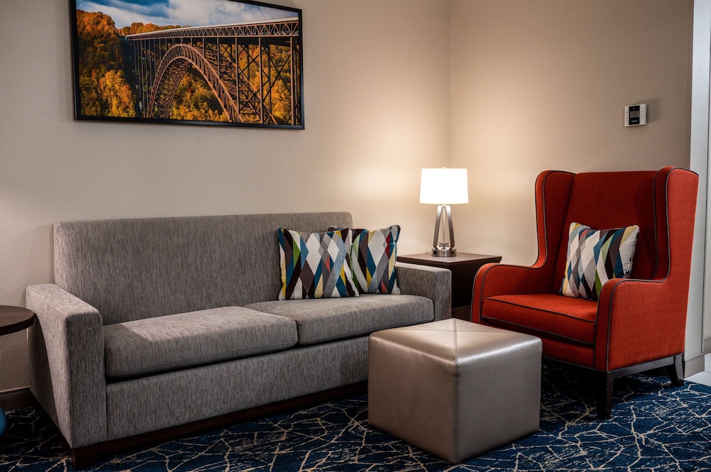 2 Queen Bed 1 Bedroom Suite with Bath Tub & Pullout Sofa - Photo 1