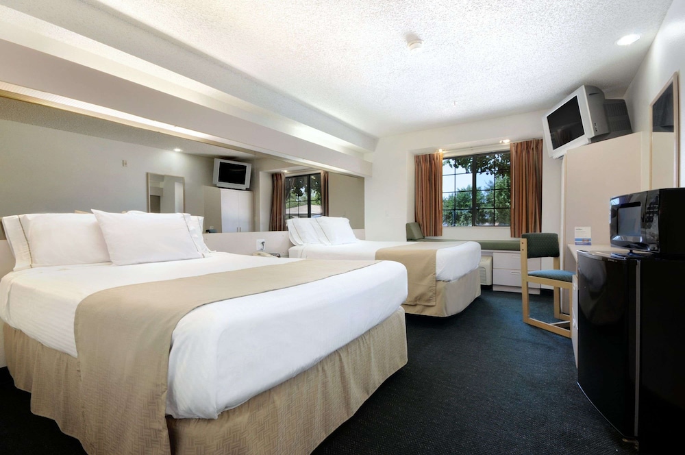 Room, 2 Queen Beds - Photo 1